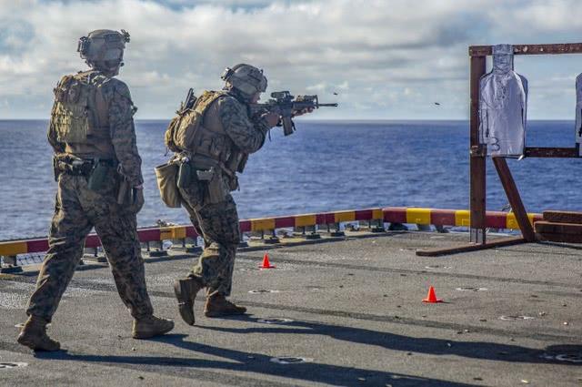 装备十分好,美国陆战队特种兵在海上勤练射击,强的不是一点