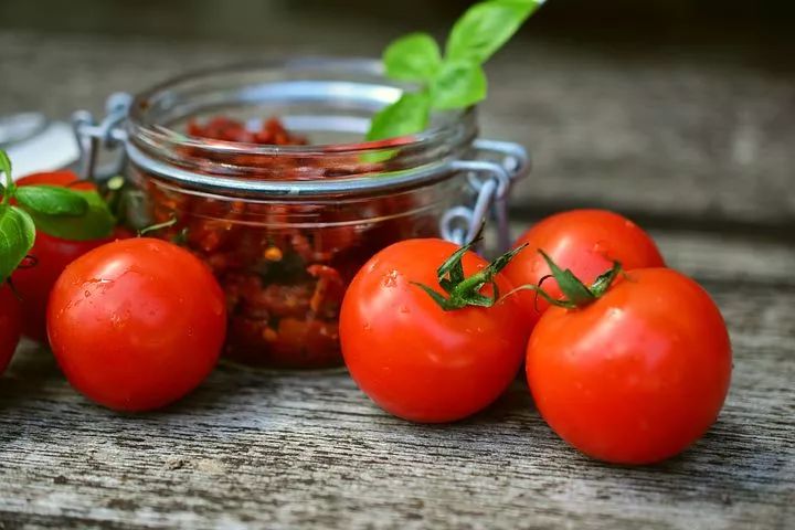 【西红柿、大蒜不是随便吃的，赶紧告诉家里做饭的人】 西红柿大蒜不能随便吃