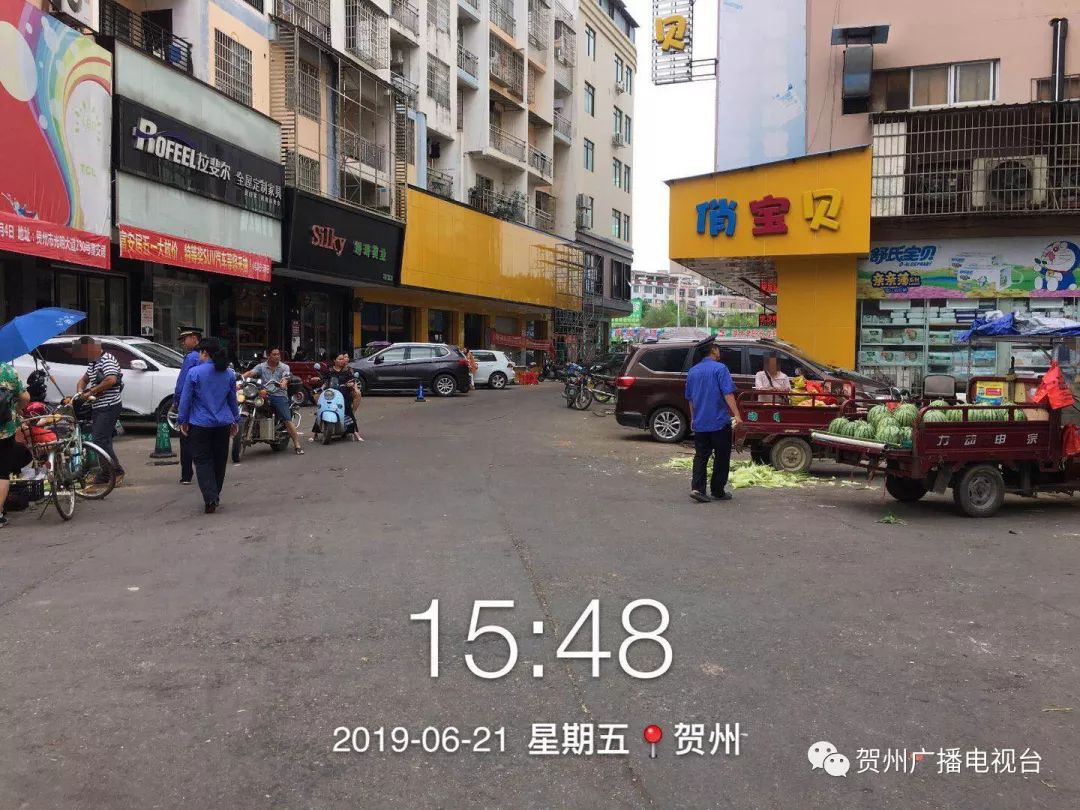 贺州市城市管理局城管执法人员 在进行日常巡查中 一市民辱骂城管并