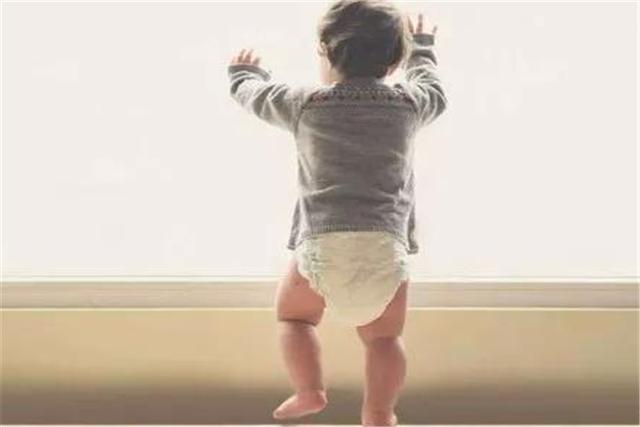 宝宝几个月可以站立_7个月宝宝就会站立，1岁半却成“外八字”，妈妈悔不当初