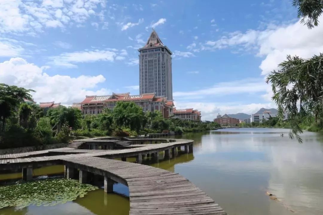 集美大学尚大楼为学校行政主楼,23楼观景平台可以俯瞰集美全景,从