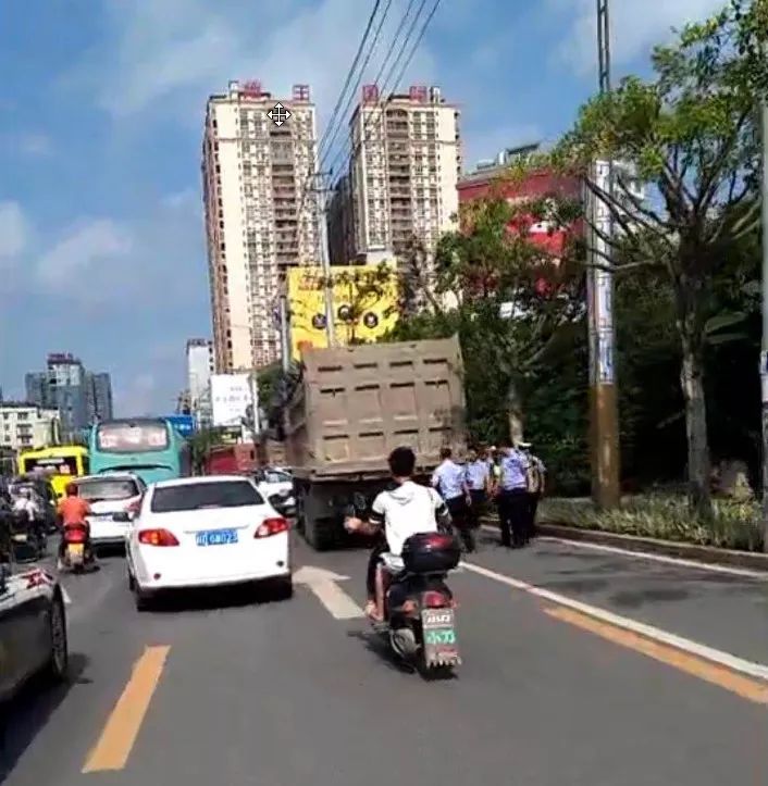 【警情通报】今早,梧州发生一起车祸,事故导致一人不幸死亡,肇事逃逸