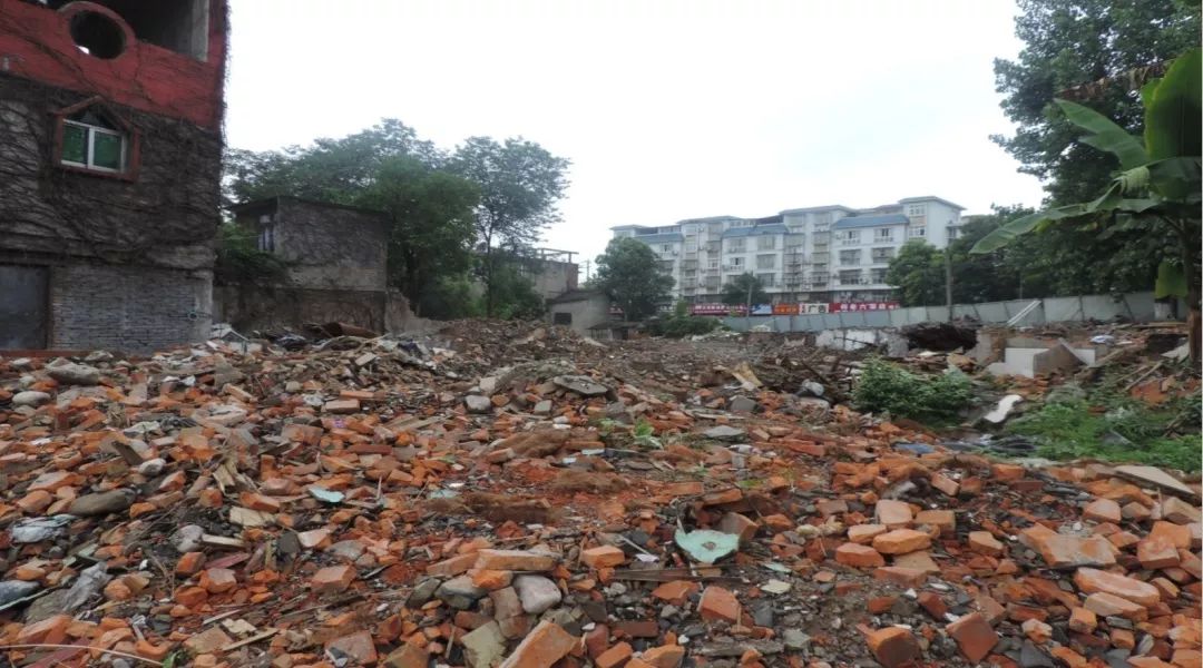 邛崃市瑞云街拆迁工地:拆迁工地打围不规范,大面积建渣未及时清运且