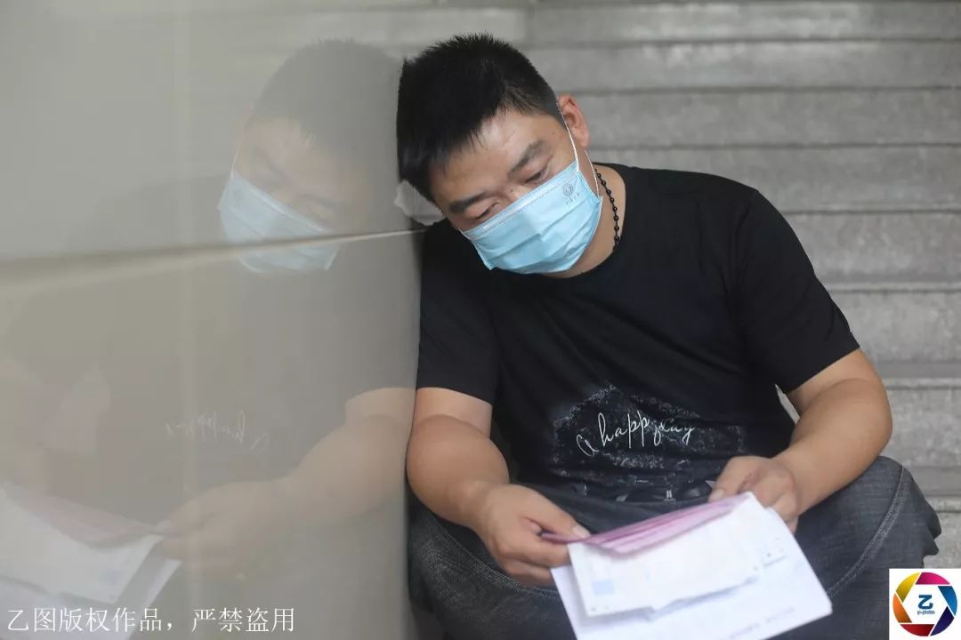                     原创            爸妈离婚后，9岁血癌男童想妈妈，每天画个“妈妈”陪自己睡觉