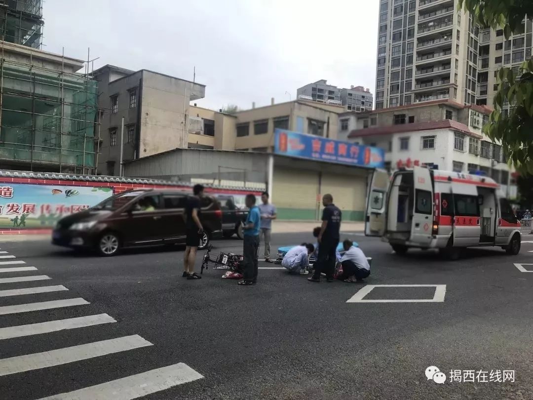 广西玉林一公交车失控与五辆电动车相撞致1死6伤 - 我们视频 - 新京报网