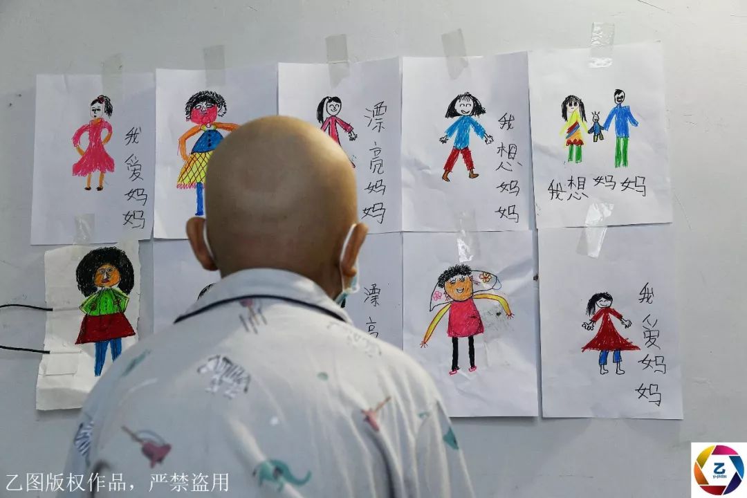                     原创            爸妈离婚后，9岁血癌男童想妈妈，每天画个“妈妈”陪自己睡觉