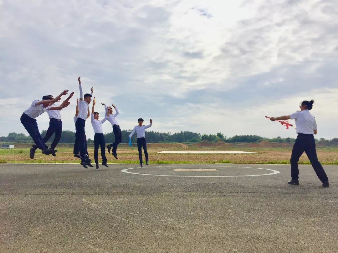 今天,北川飞行基地首批学员单飞成功!