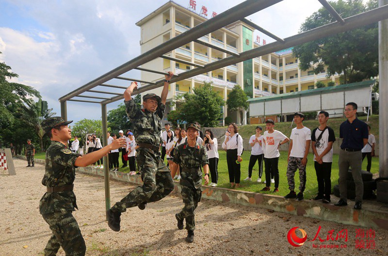 海南:在校大学生走进武警部队 体验军营生活