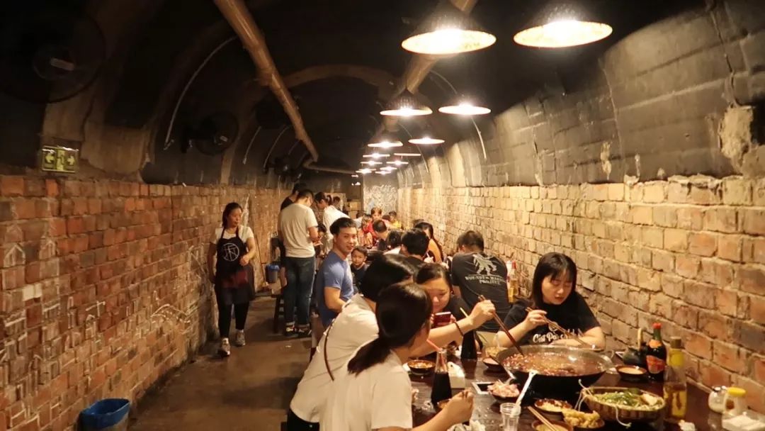重庆还有不少火锅店直接就是在防空洞里面搭建起来的