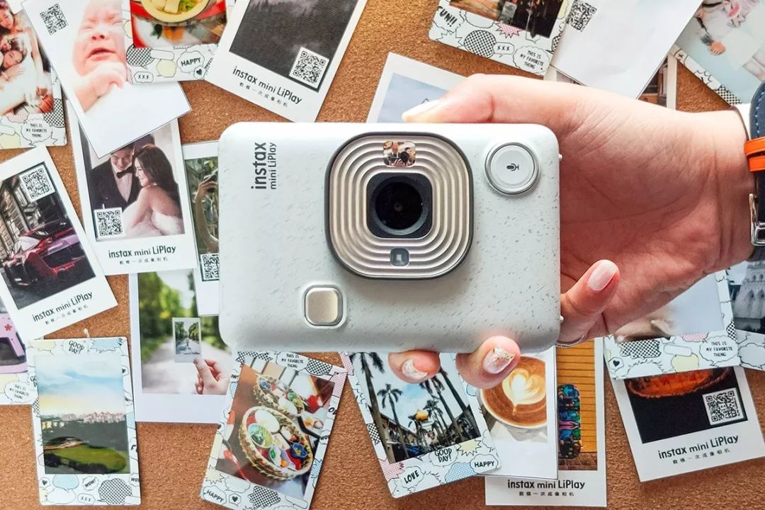 instax是富士一次成像相机,mini则代表使用的是最常见的mini相纸(可以