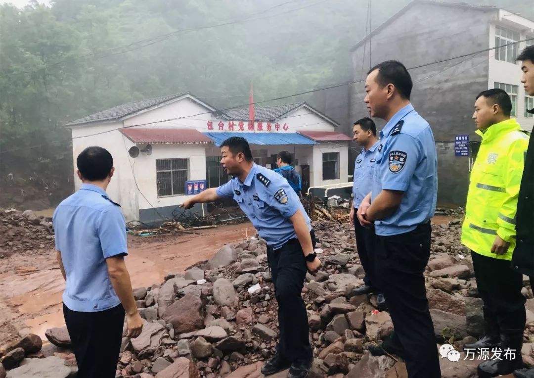 6月20日上午,万源市竹峪镇突发洪水,水位猛涨,部分地区山体垮塌,低洼