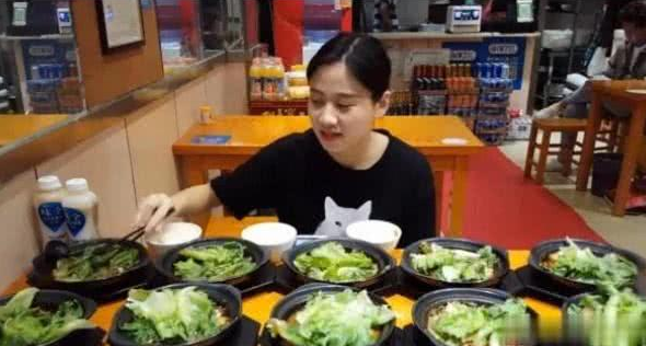 【大胃王挑战10锅黄焖鸡，饭后老板1句话露出“猫腻”：又是一个托】大胃王吃火锅