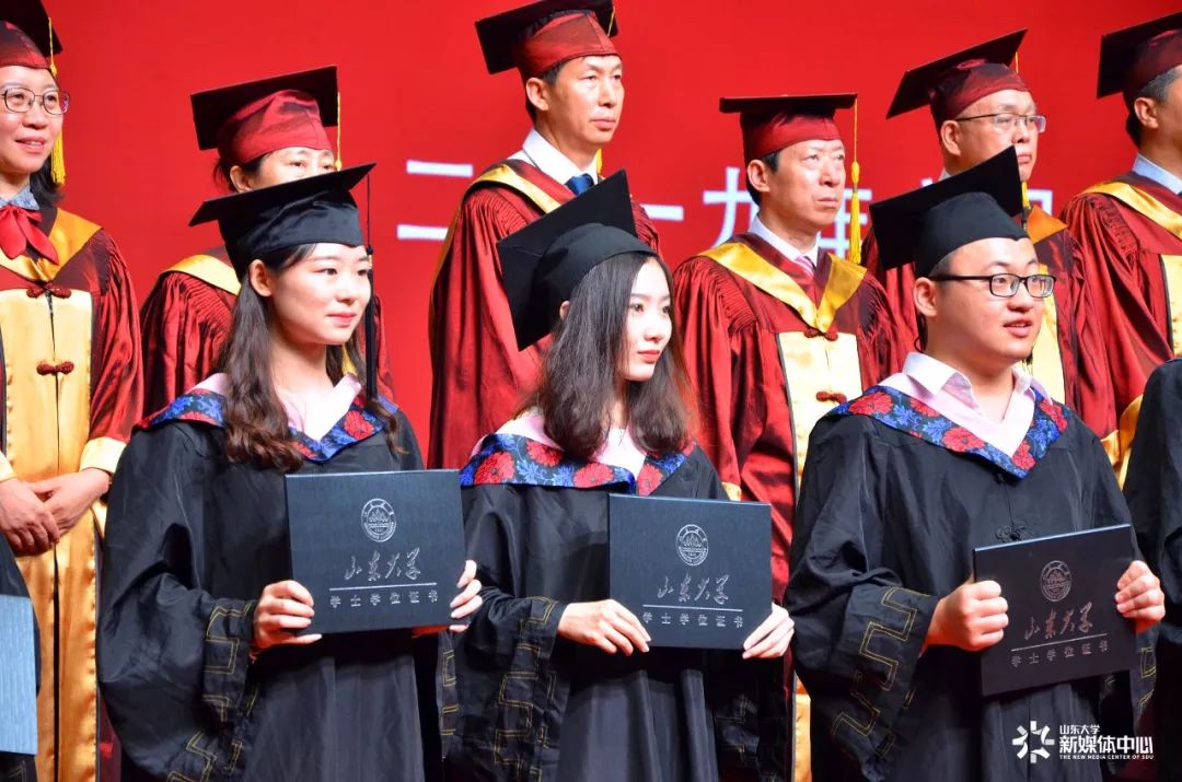 ，依次登台，校学位委员会成员为毕业生颁发学位证书，并集体合影留念。