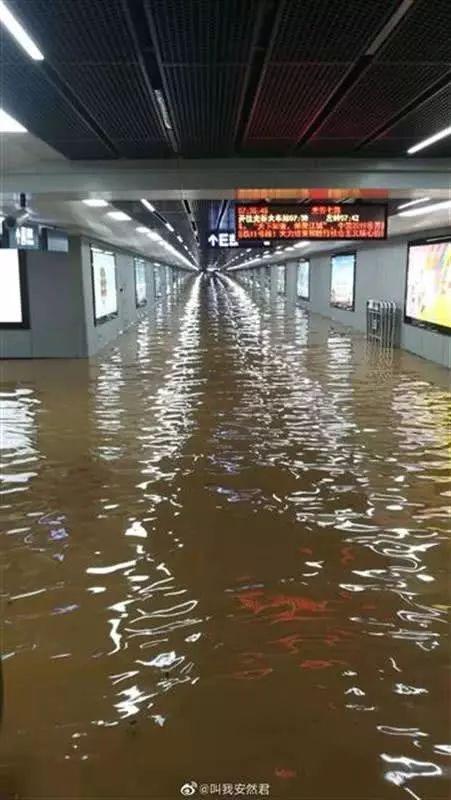 武汉地铁11号线光谷七路站因周边倒灌原因进水,但车站目前仍保持正常