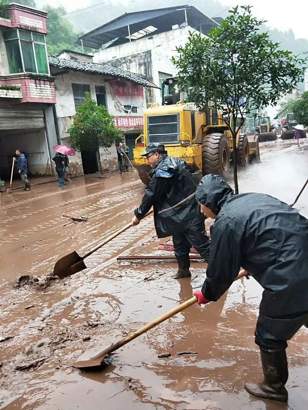 铁溪镇文胜乡尽管暴雨来得猝不及防但总有逆雨迎风而行的人让我们觉得