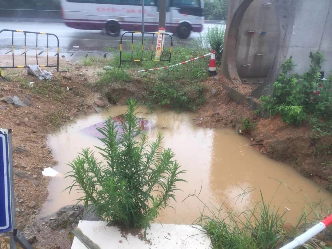 泉港驿峰路口施工多时未处理,雨后变成一个个大水坑!