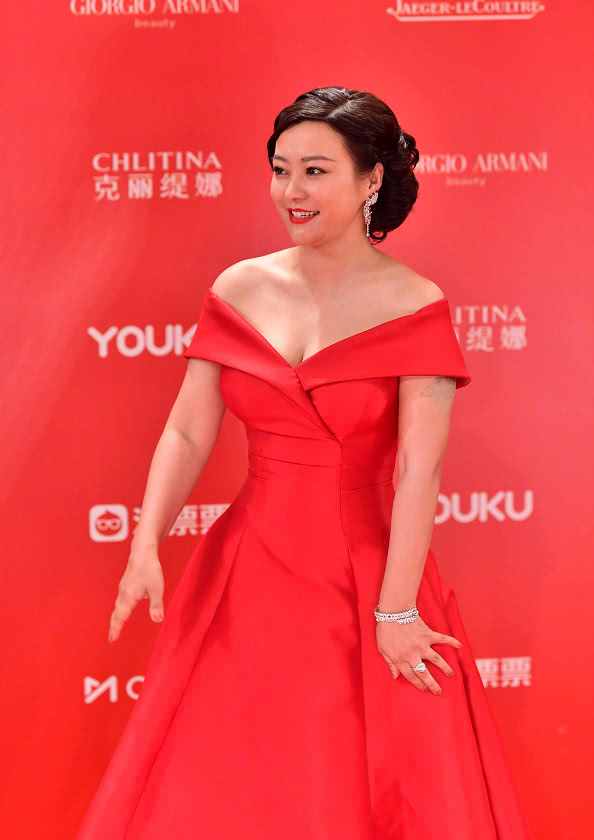 郝蕾一身红裙亮相颁奖礼红毯 复古发型展优雅气质韵味