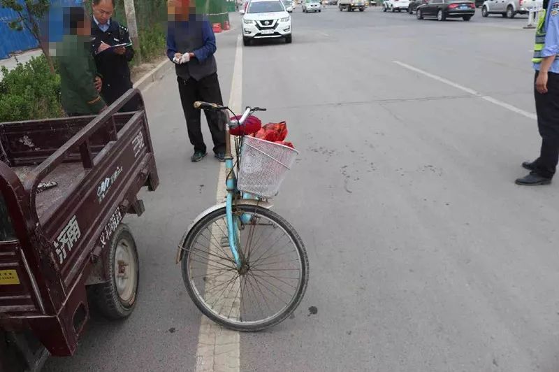 区海盛路与渤海路路口附近发生一起摩托车与自行车相撞的道路交通事故