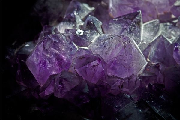 紫水晶和紫玉髓有什么不一样，到底哪个更贵重:紫玉髓和紫水晶