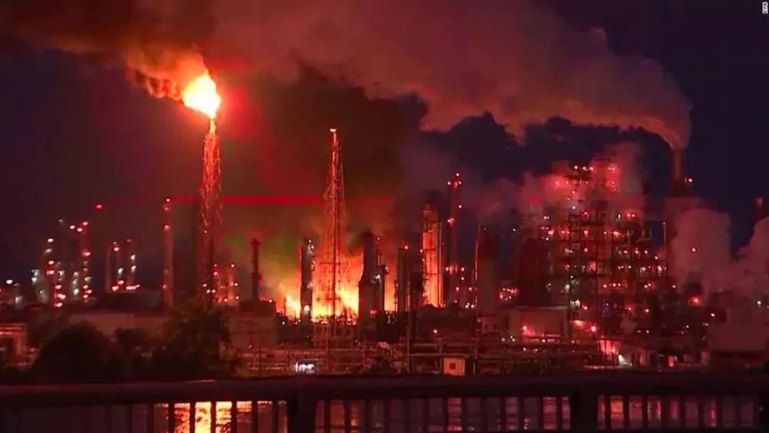 爆炸发生后,120名消防员赶往现场,防止火势继续蔓延。当地消防部门要求附近居民和企业立刻前往避难。 据悉,该炼油厂10天前发生过一次火灾,但是当时规模较小,无人伤亡,起火原因没有被公布。 据NBC报导,爆炸发生的瞬间,附近的房屋都有震动感,空气中弥漫着滚滚黑烟。据说,惊天动地的爆炸声远及新泽西南部。南费城一些居民反映说,爆炸发生后,空中碎片沸沸扬扬落到街区。