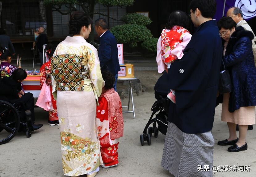 日本的儿童节—七五三祝 每年的十一月十五日 孩子着和服去神社