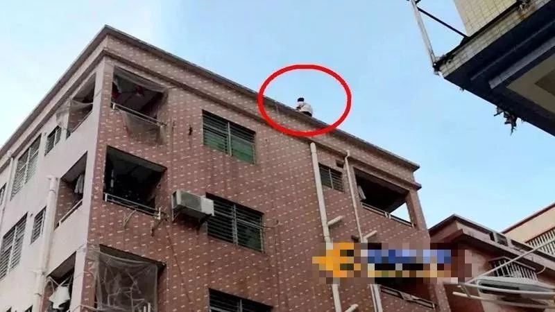 东莞一男子将两名女子砍伤后跑到楼顶扬言要跳楼原因竟是
