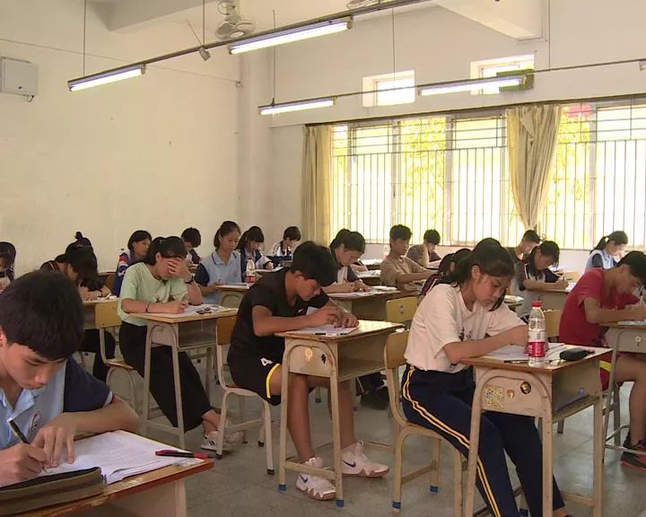 龙川8984名考生顺利参加初中学业水平考试!_考场