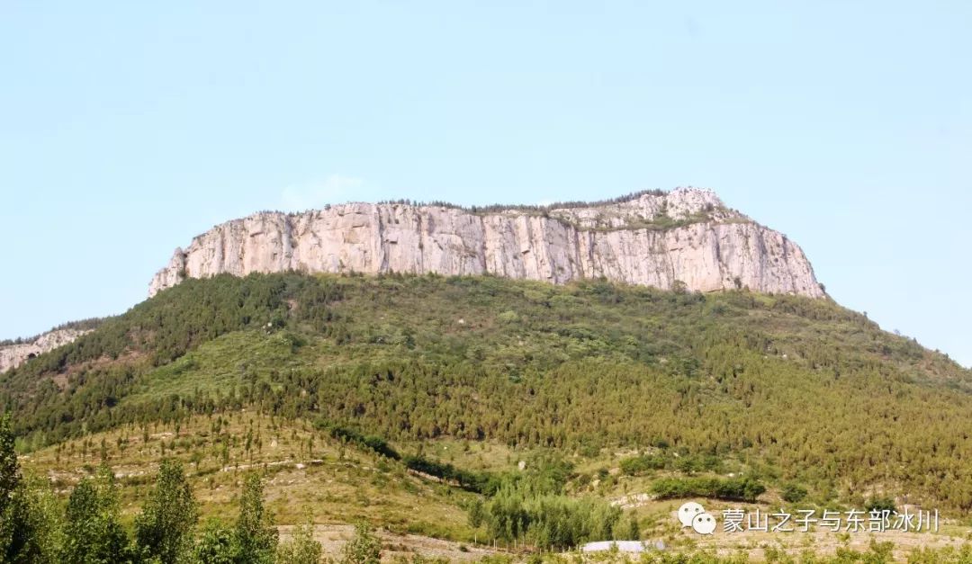 灰岩形成山顶的平台,页岩形成山体的斜坡,如同馒头,在济南叫馒头山.