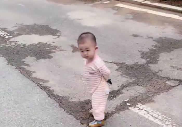                     在奶奶家呆了一周后，宝宝变身成“翻版奶奶”，妈妈：娃还能要吗
