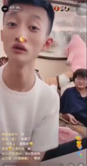 仙洋低调参加活动.