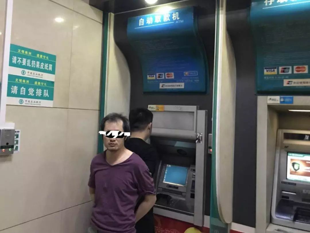 近日，荷塘公安分局月塘派出所接到辖区某银行报警，称在自助取款机上发