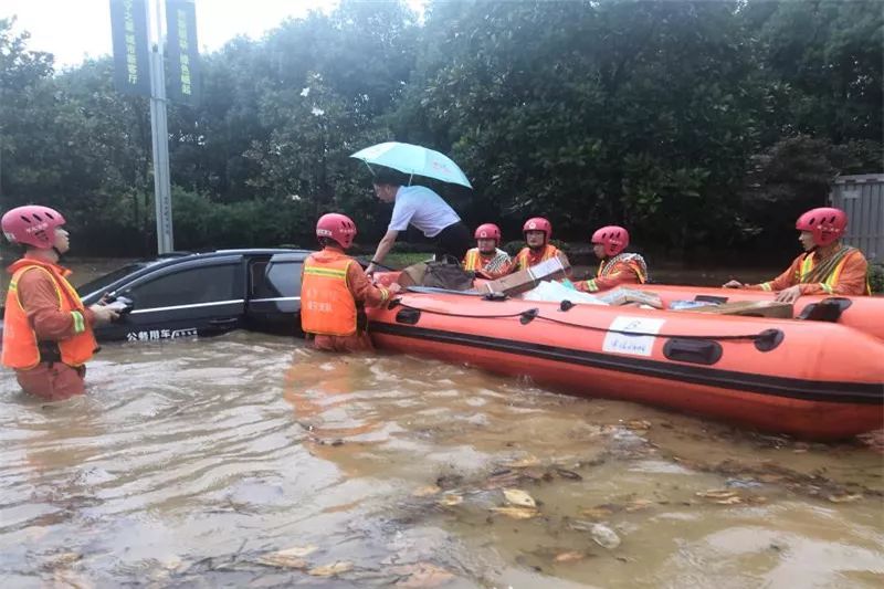 直击现场|咸宁多处遭受暴雨侵袭 消防紧急转移营救被困群众