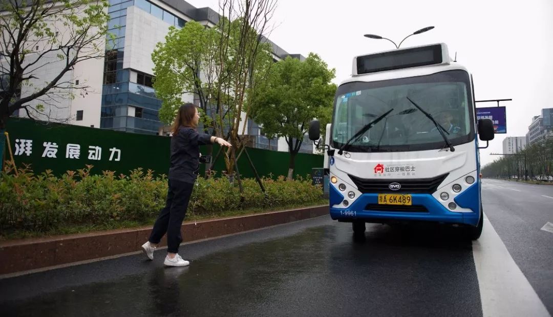 乘客广泛参与社区穿梭巴士的驾驶员担任"车长,会有专属的乘客微信群