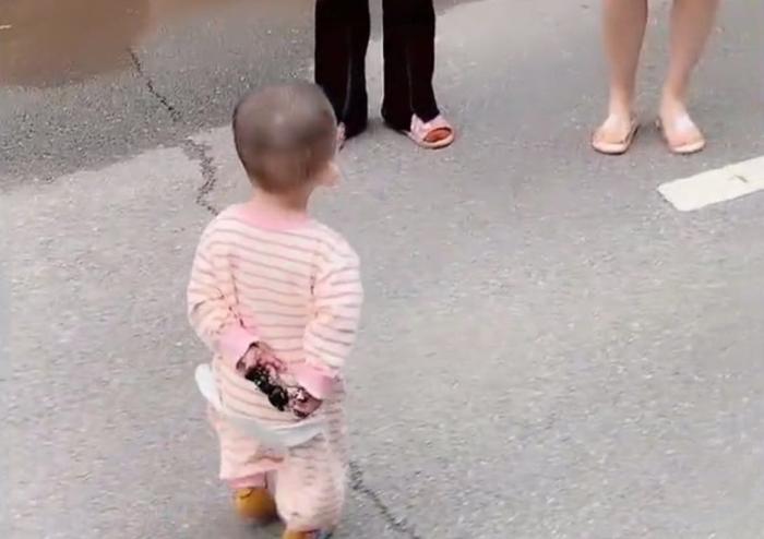                     在奶奶家呆了一周后，宝宝变身成“翻版奶奶”，妈妈：娃还能要吗