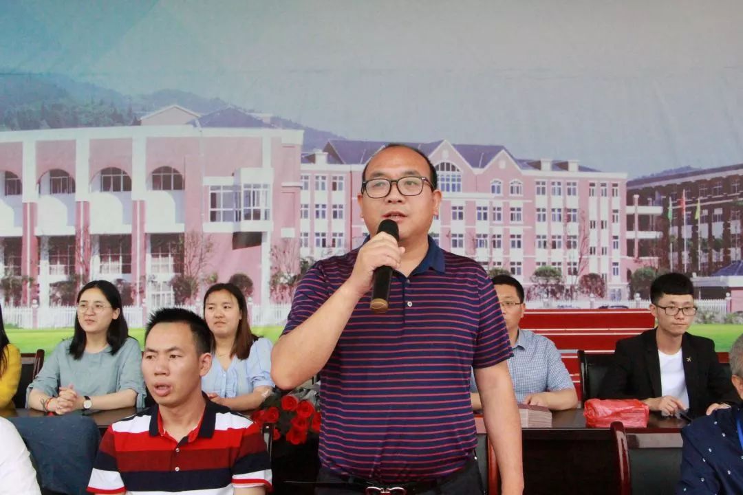 利川清外校长颜时新,初中部校长向智慧,初中部全体行政领导,九年级