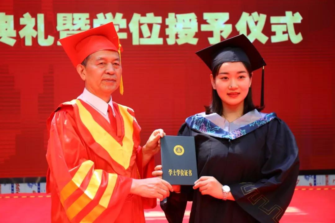 渊明、党委书记李清山分别为毕业生行拨穗礼，颁发学位证书并合影留念。