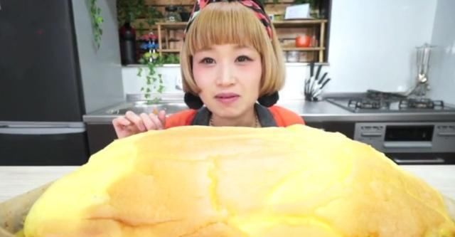 如何做蛋包饭_大胃王吃50斤“蛋包饭”，站起身看清真正大小，网友:逗我玩呢?