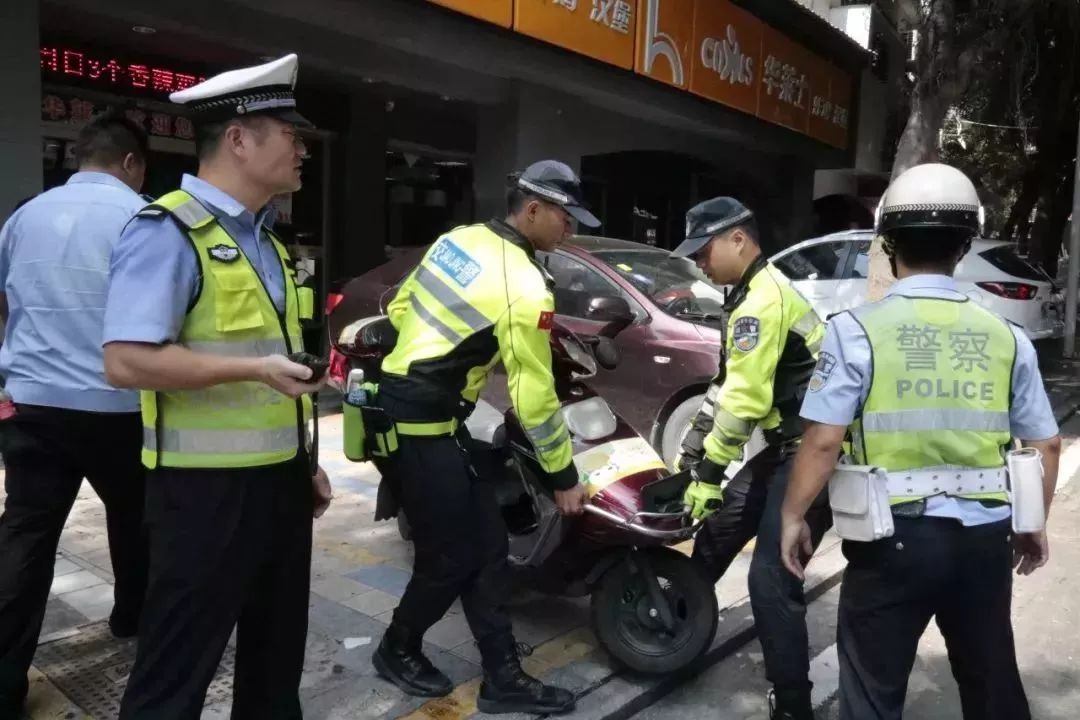 切实营造良好交通秩序环境,近日,惠安交警联合相关部门在惠安辖区中山