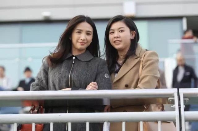 51岁冻龄港姐吴婉芳罕曝全家福 儿子一身肌肉抢镜