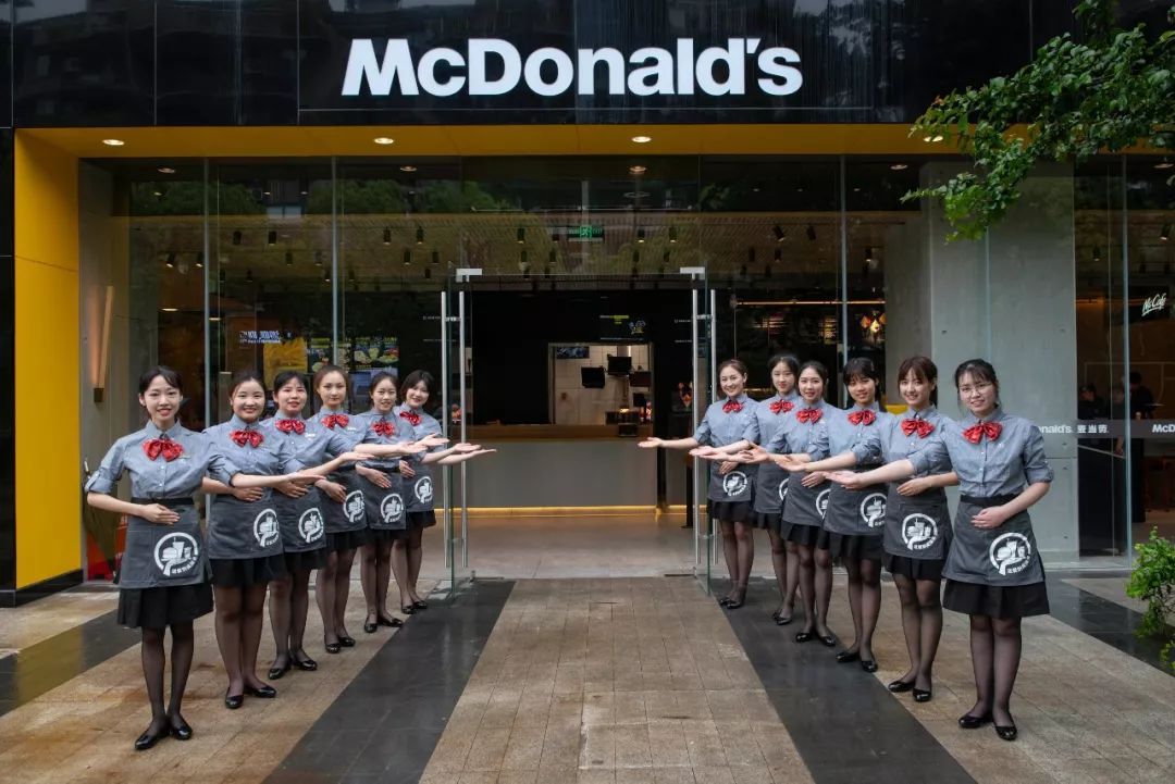 还会有穿上旗舰店专属制服的麦当劳小姐姐 餐厅内超过85%的员工和管理
