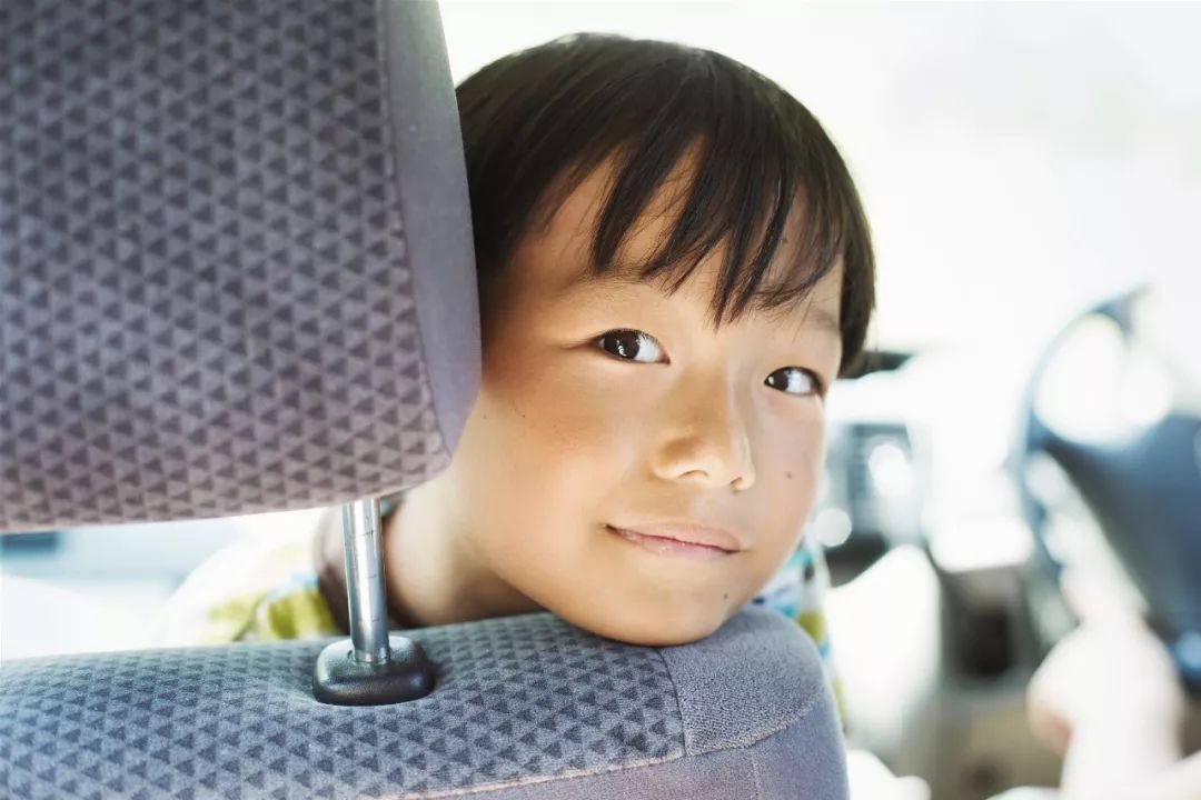 [孩子在车内，这三件事千万要避免！] 给孩子说千万别干这事
