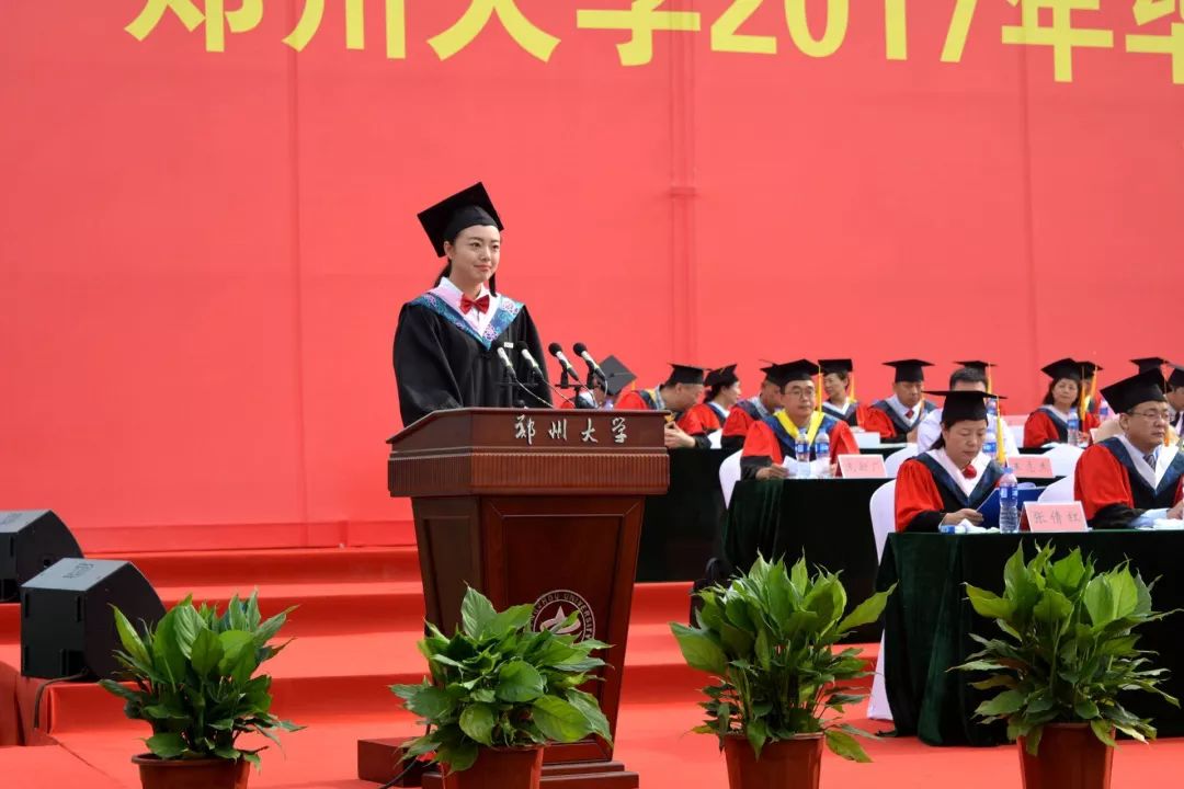 毕业生家长代表在台上对郑州大学双一流学校建设所取得的突出成就表达