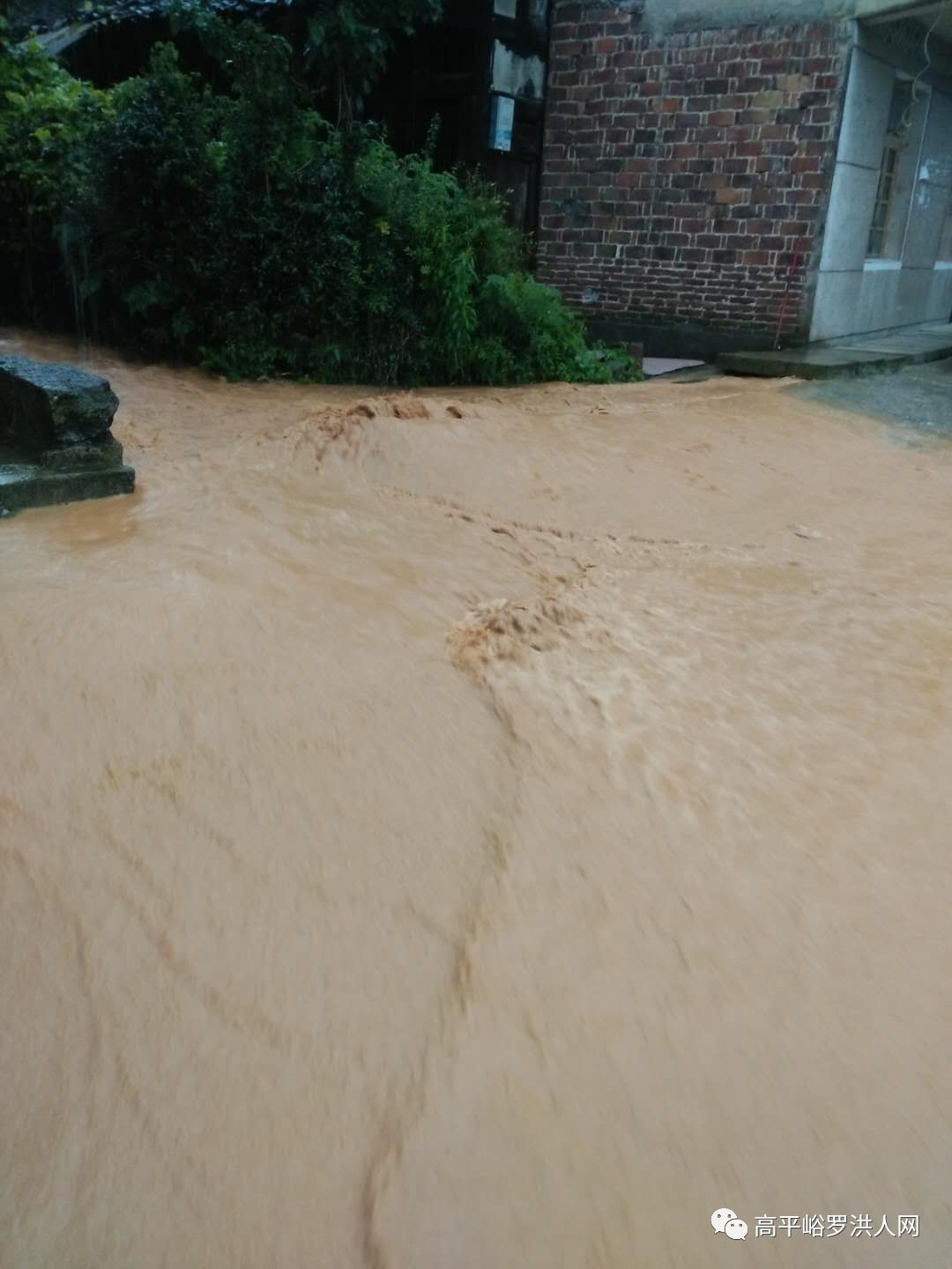 罗洪镇 洪水肆虐,道路被淹