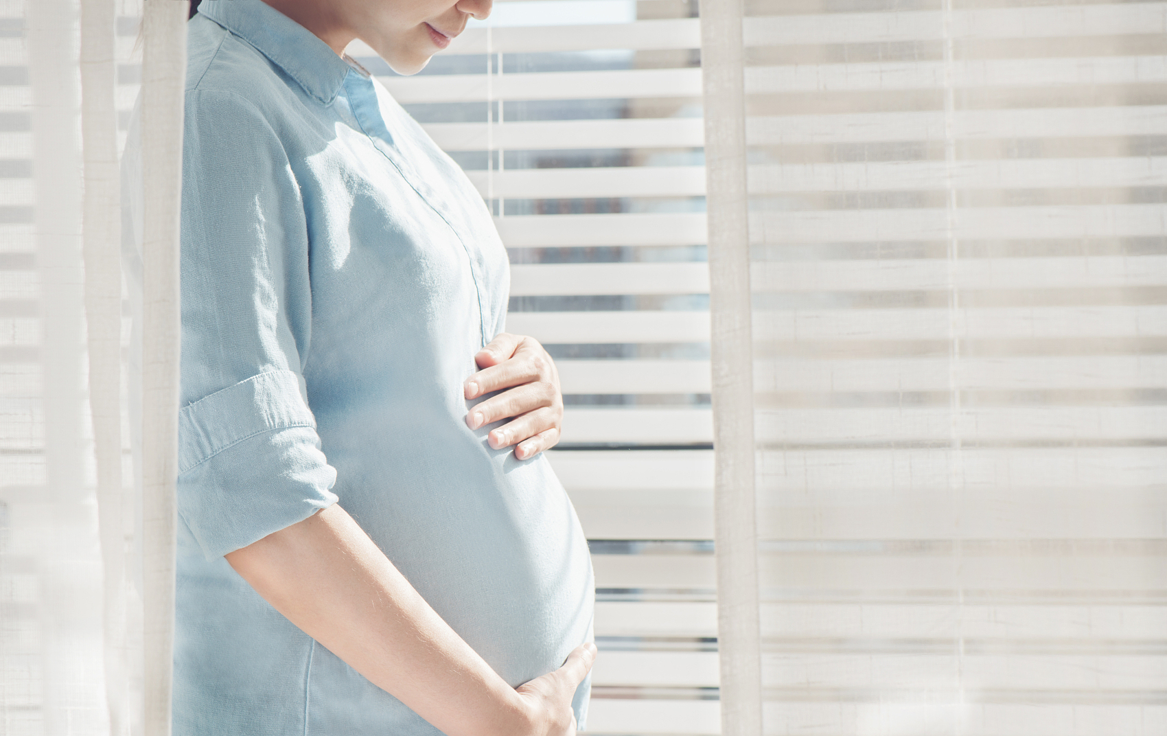 [怀孕晚期，孕妇若有这种情况，或许要预防羊水栓塞，尽量别大意] 孕妇预防羊水栓塞