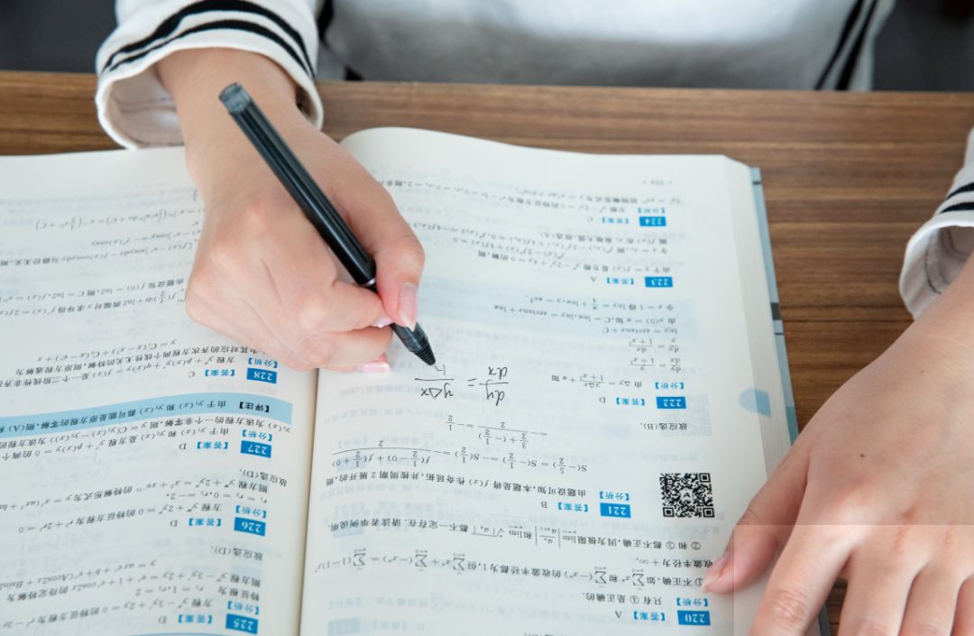 前段时间,家长们的朋友圈中 出现一条让人忍俊不的成语 孩子做作业
