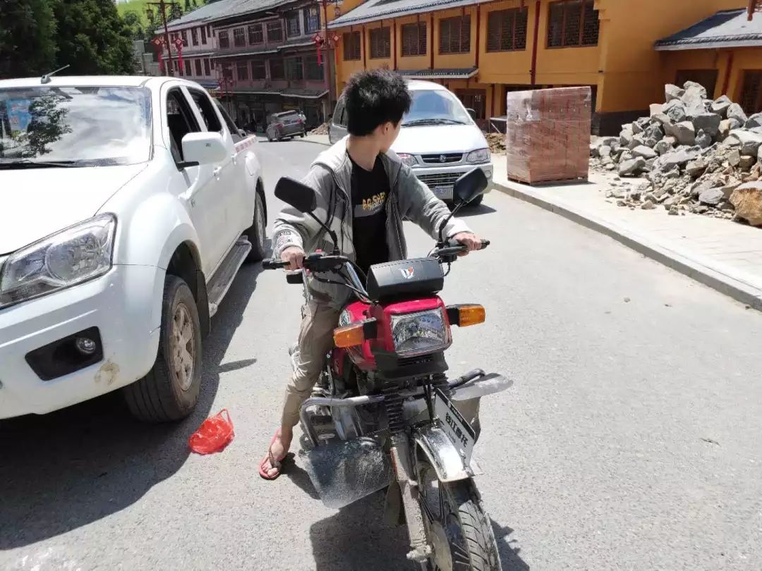 隆回这群学生无证驾驶摩托车路上你追我赶这回被逮住了