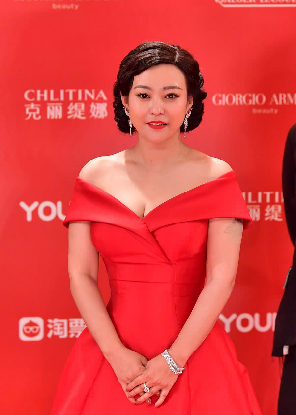 郝蕾一身红裙亮相颁奖礼红毯复古发型展优雅气质韵味满满