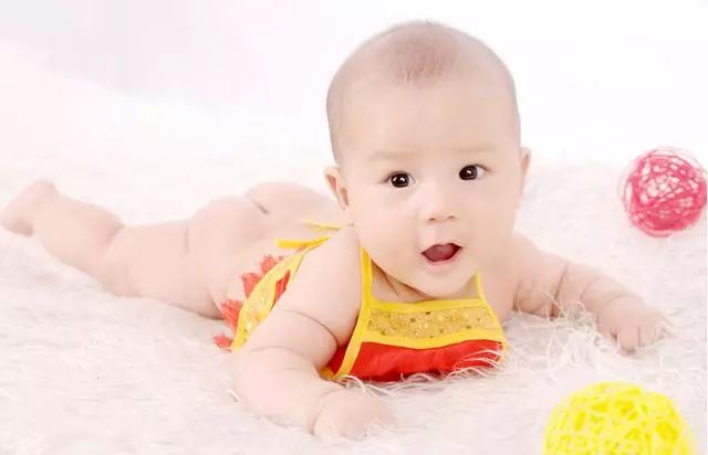                     初生宝宝这样抱，如何让宝宝体会到妈妈的爱？