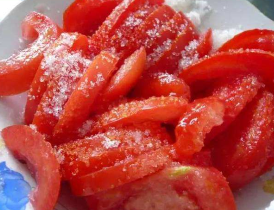 凉拌西红柿用什么糖【凉拌西红柿时，别再只会放糖了，加点它，不仅吃着甜还汁水多】
