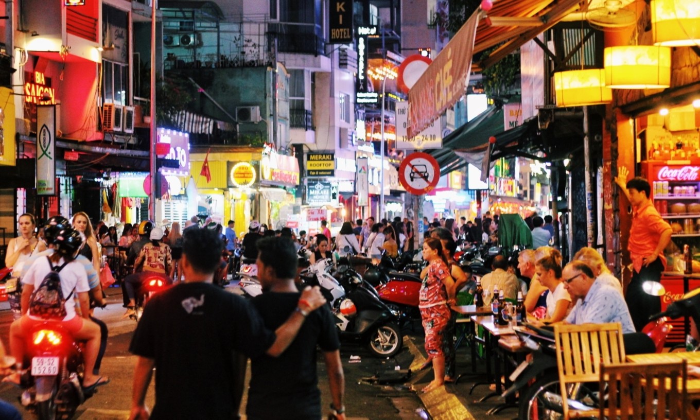 范五老街 夜晚的范五老街.